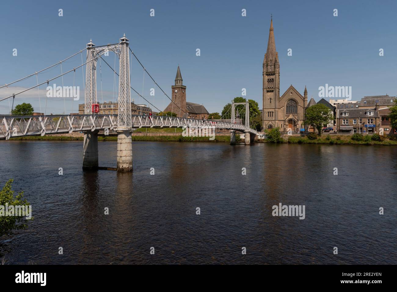 Inverness, Scozia, Regno Unito. 3 giugno 2023. La Free Church of Scotland si affaccia. Il ponte pedonale River Ness e Greig Street attraversano il fiume Ness, Inver Foto Stock