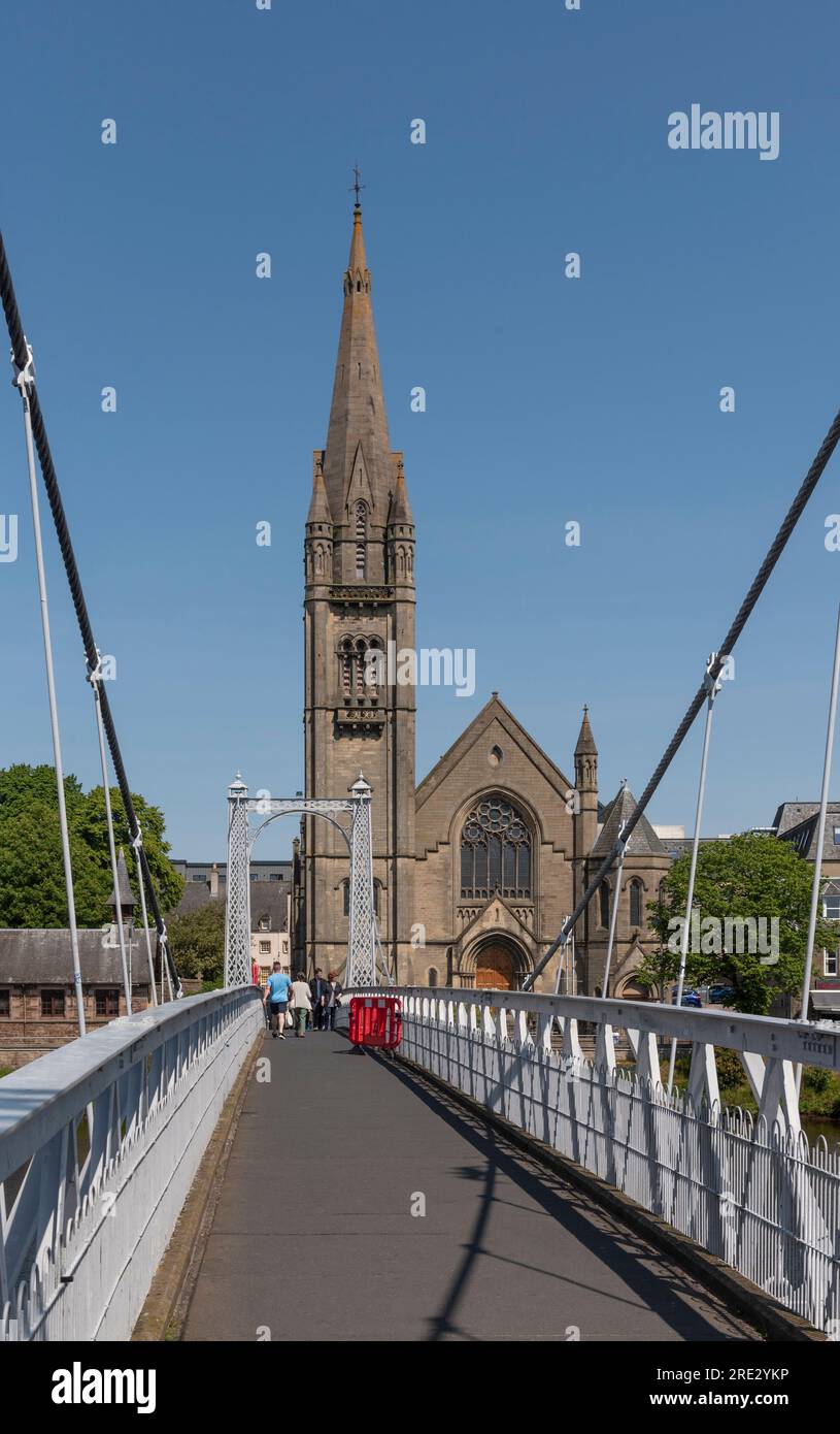 Inverness, Scozia, Regno Unito. 3 giugno 2023. La Free Church of Scotland si affaccia. Il ponte pedonale River Ness e Greig Street attraversano il fiume Ness, Inver Foto Stock