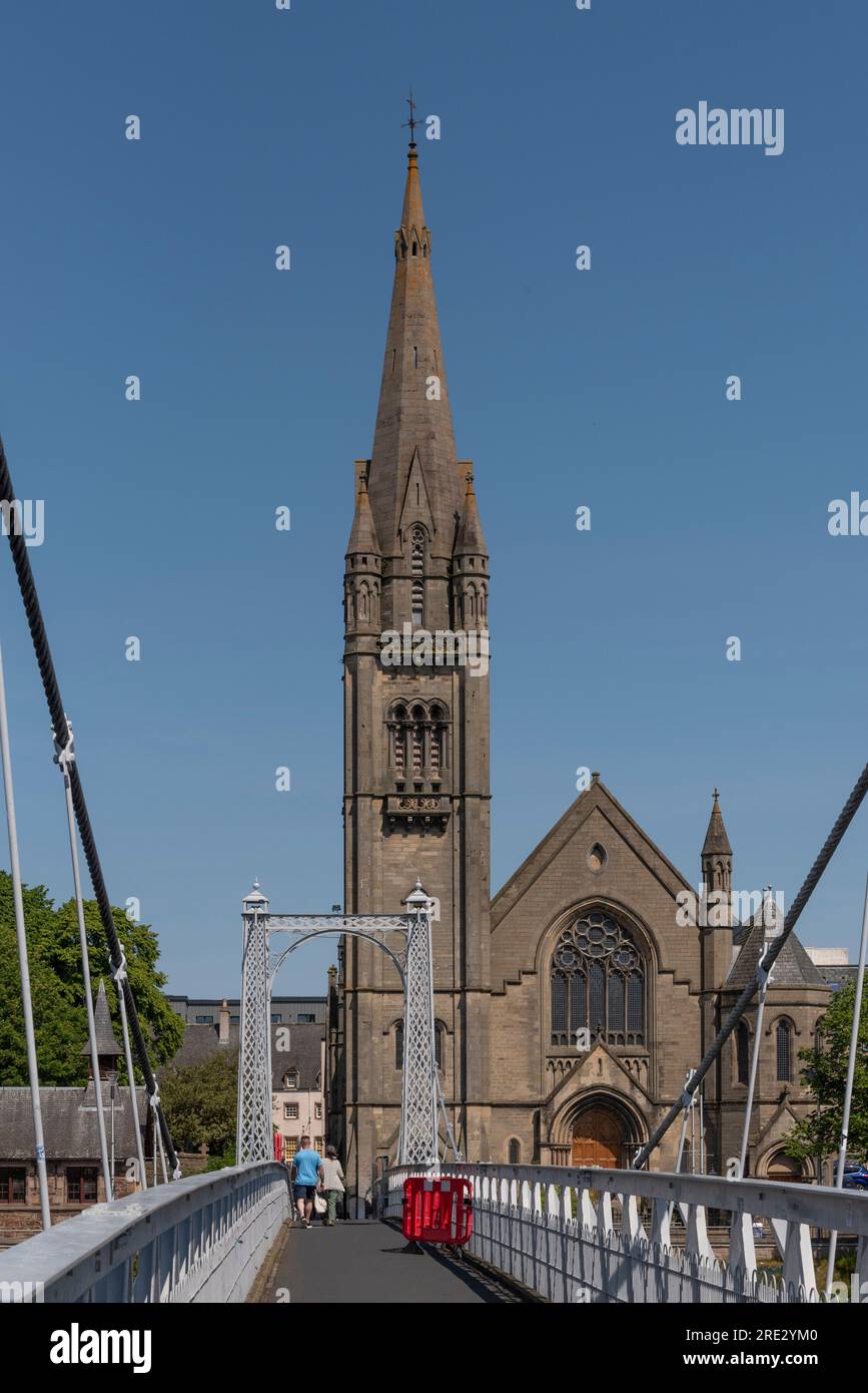 Inverness, Scozia, Regno Unito. 3 giugno 2023. La Free Church of Scotland si affaccia. Il ponte pedonale River Ness e Greig Street attraversano il fiume Ness, Inver Foto Stock