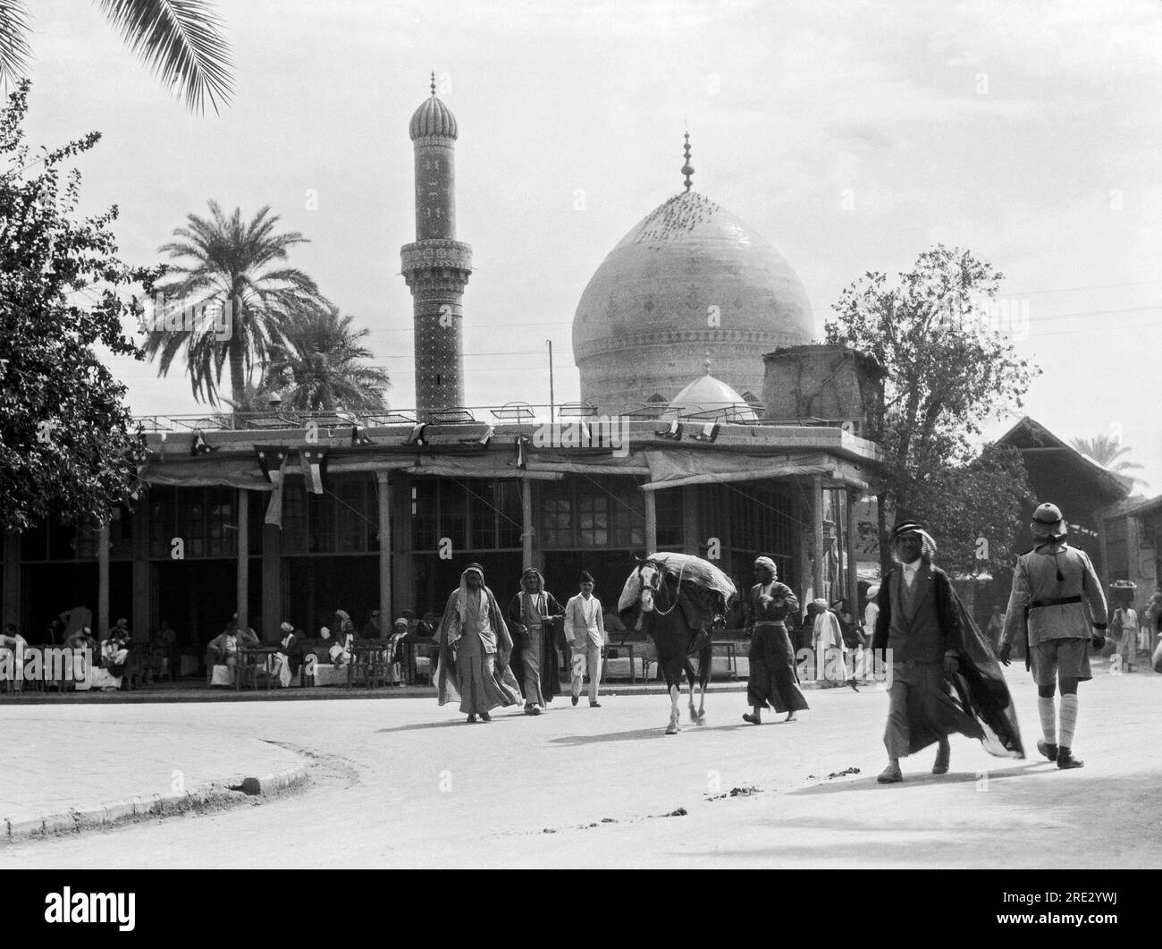 Baghdad, Iraq: Scena di 1932 Street con la moschea di Midan in lontananza. Foto Stock