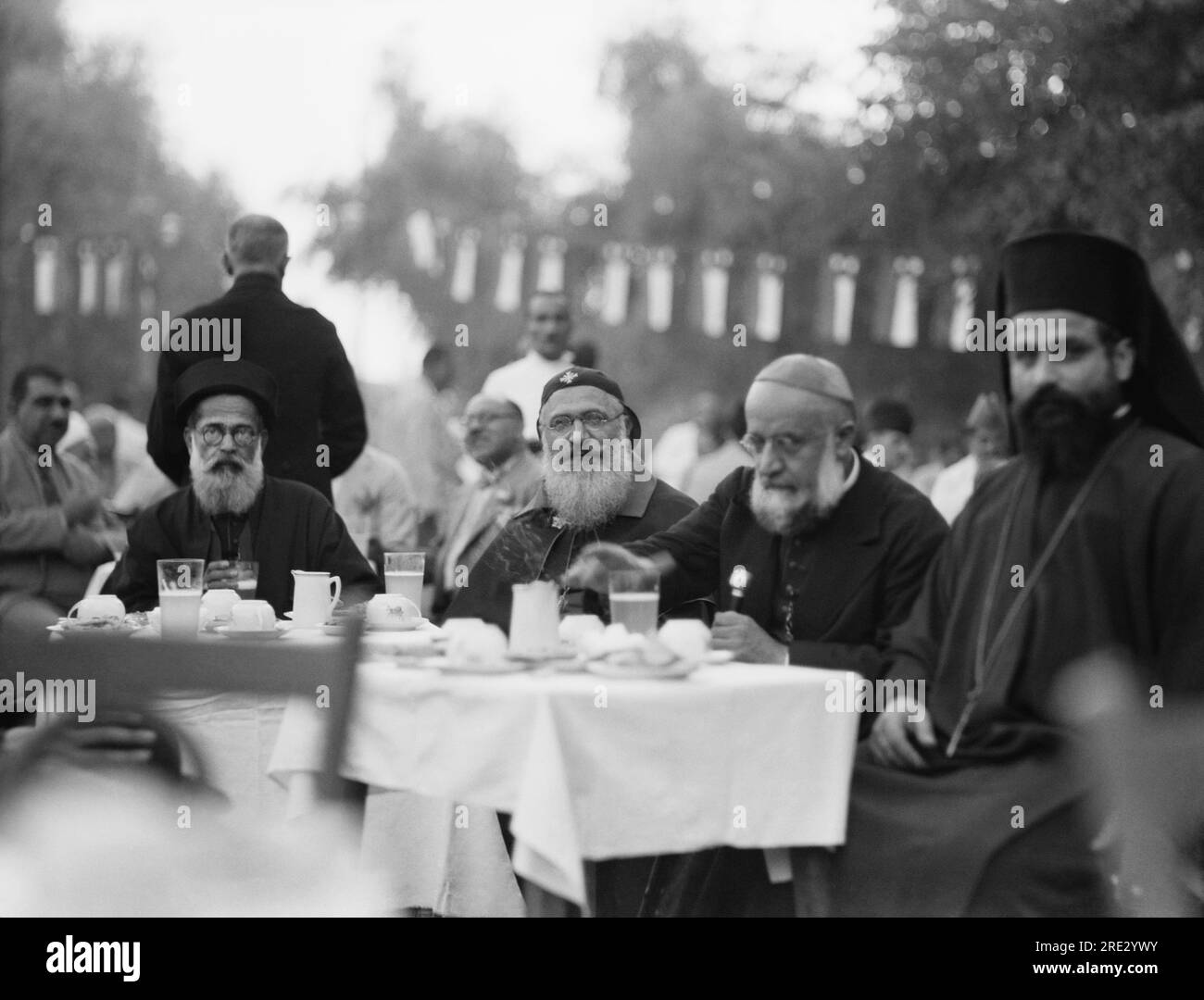 Baghdad, Iraq: 6 ottobre 1932 i leader di Religius al Palazzo reale di Baghdad durante la celebrazione dell'adesione dell'Iraq alla società delle Nazioni, Foto Stock