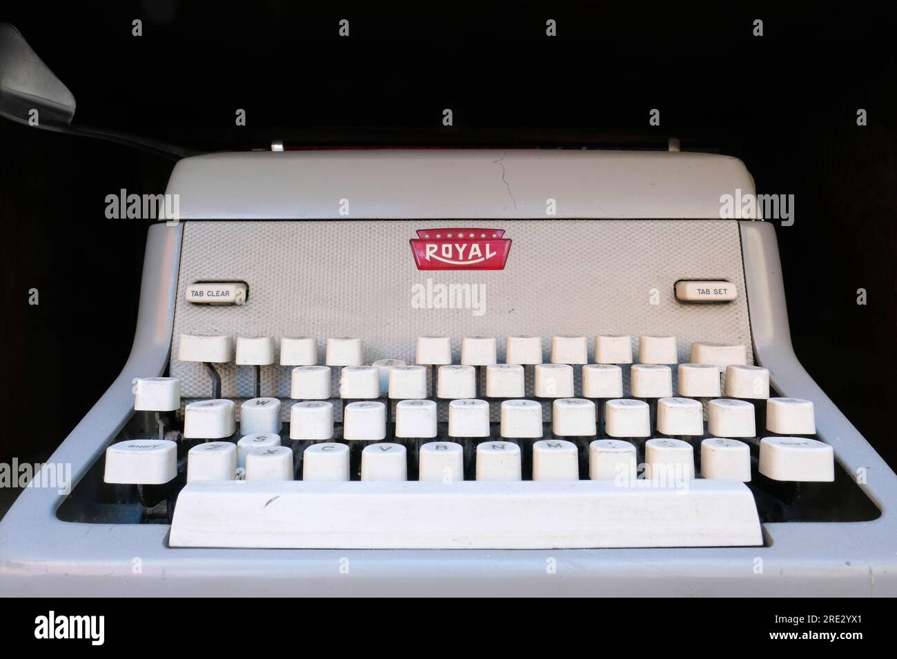Macchina da scrivere degli anni '1950 prodotta dalla Royal Typewriter Company, fondata nel 1904; tecnologia obsoleta e dispositivi di scrittura. Foto Stock