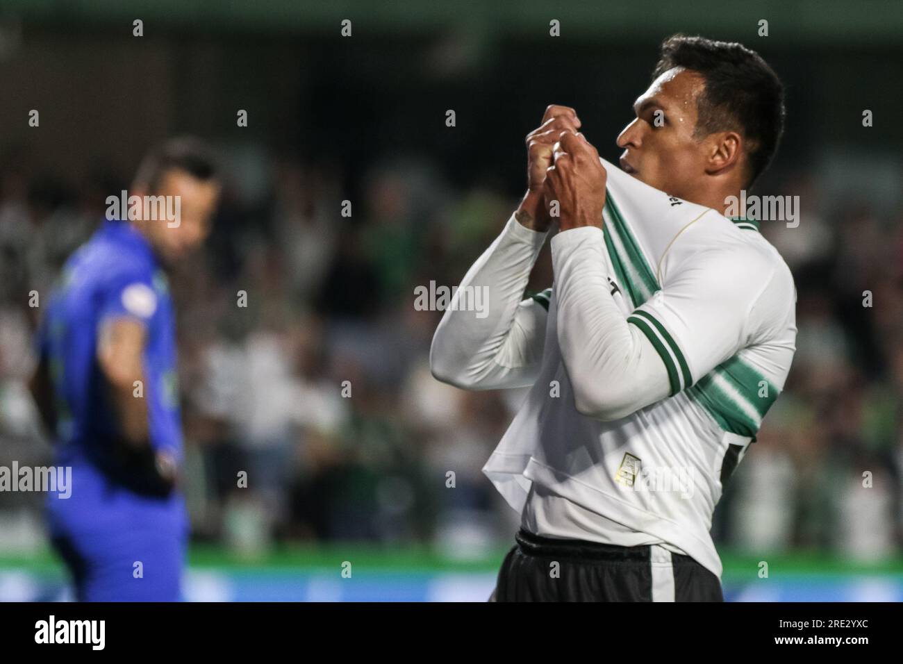 Curitiba, Brasile. 24 luglio 2023. PR - CURITIBA - 07/24/2023 - BRASILEIRO A 2023, CORITIBA X FLUMINENSE - Robson festeggia il suo gol durante una partita contro il Fluminense allo stadio Couto Pereira per il campionato brasiliano A 2023. Foto: Robson Mafra/AGIF/Sipa USA credito: SIPA USA/Alamy Live News Foto Stock