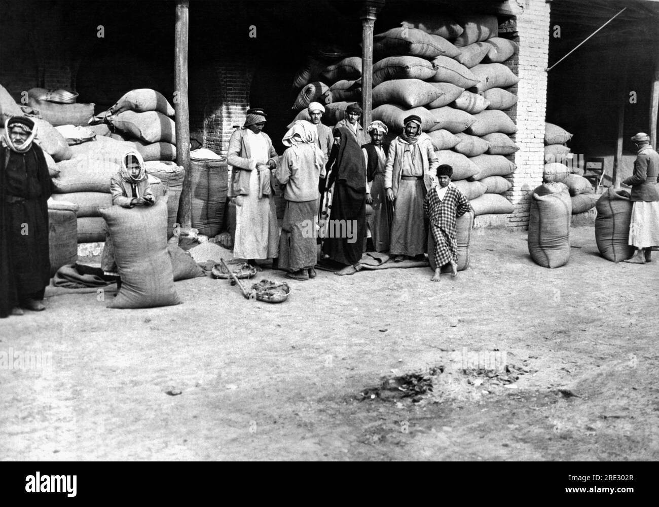 Baghdad, Iraq 22 maggio 1932 distributori di grano iracheni di fronte al loro mercato a Baghdad. Poco è cambiato da quando i loro antenati hanno fatto lo stesso. Foto Stock