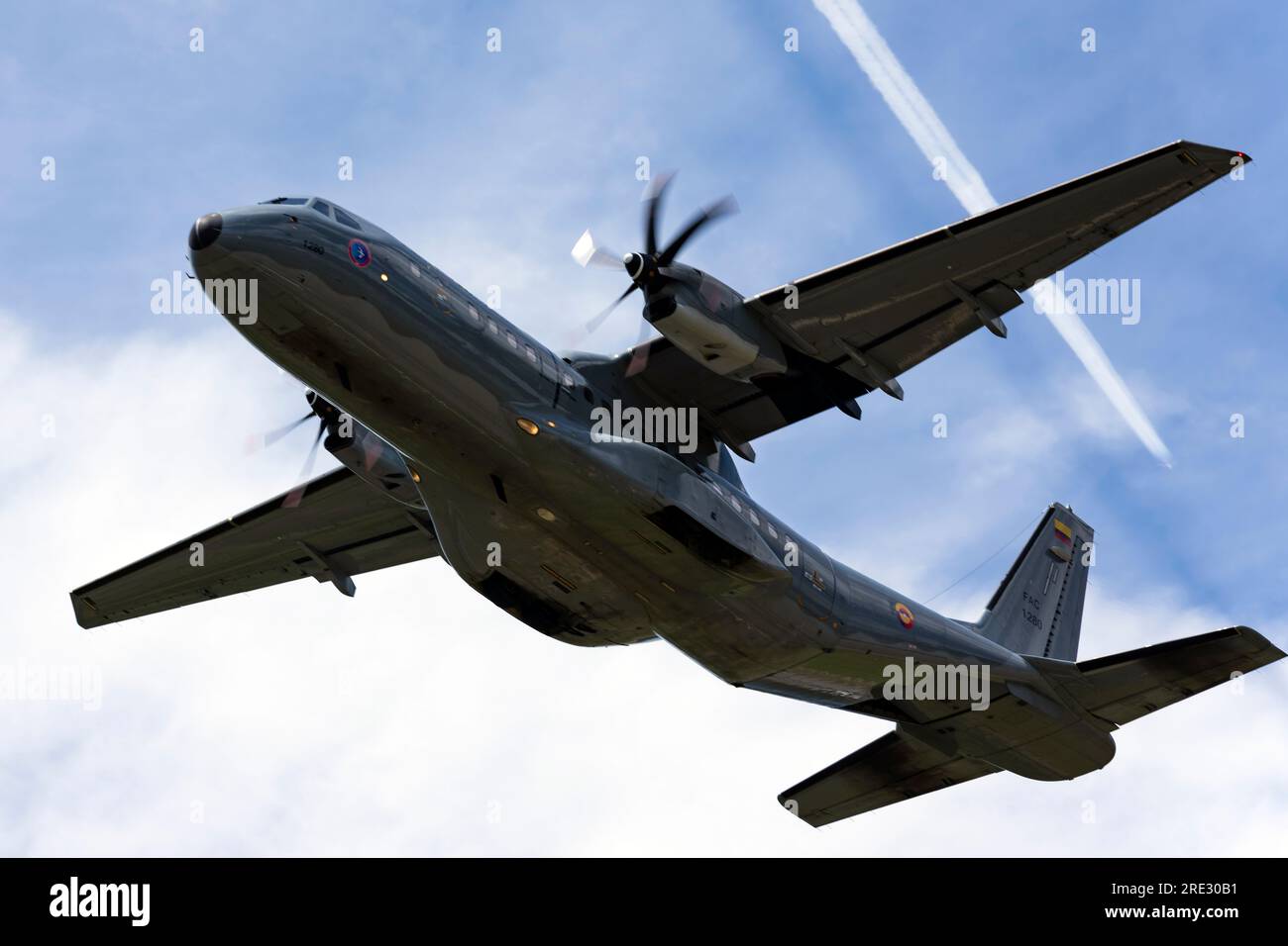 Una Casa 295 dell'Aeronautica militare colombiana decolla durante la F-AIR Colombia International Aeronautics and Space Fair presso l'aeroporto José María Córdova di Rionegro, Colombia, il 16 luglio 2023. Attività come F-AIR aiutano a rafforzare i partenariati internazionali, migliorando l'interoperabilità e migliorando la disponibilità collettiva con le nazioni partner a condurre una serie di potenziali operazioni future. (STATI UNITI Foto Air Force di Tech. Sgt. Rachel Maxwell) Foto Stock