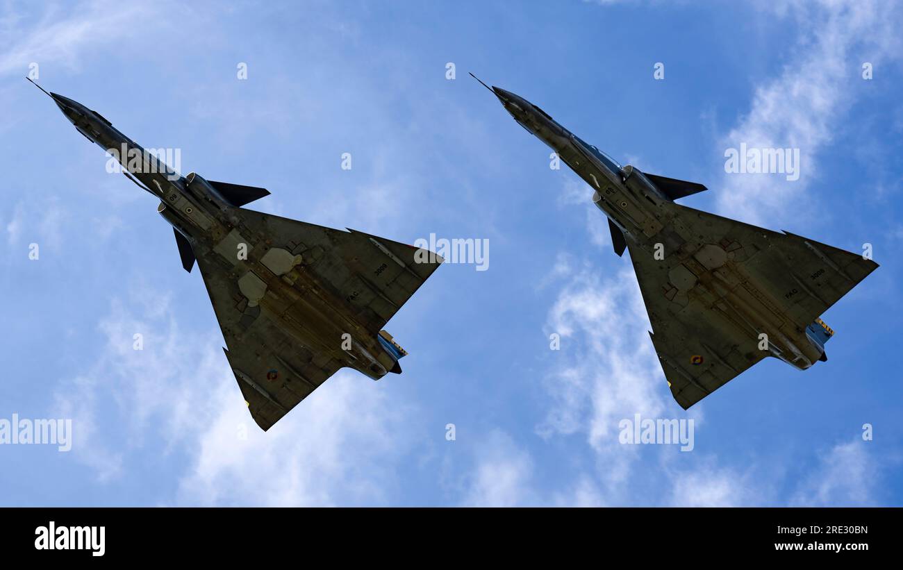I caccia Colombian Air Force Kfir volano in volo durante la F-AIR Colombia International Aeronautics and Space Fair presso l'aeroporto José María Córdova di Rionegro, Colombia, 16 luglio 2023. L'airshow ha evidenziato le relazioni militari-militari con gli host colombiani e i partner regionali a una folla di oltre 50.000. (STATI UNITI Foto Air Force di Tech. Sgt. Rachel Maxwell) Foto Stock
