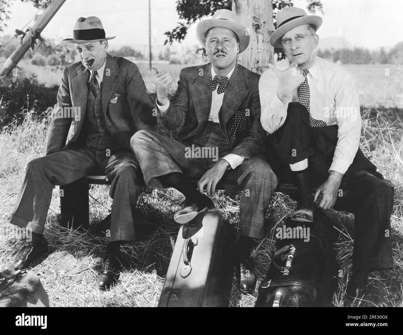California: 1936 attori Ned Sparks, Jack Oakie e Lynne Overman cercano di fare un giro durante le riprese del film della Paramount, "Collegiate". Foto Stock