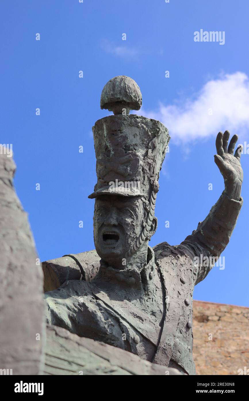 Primo piano di un artigliere sulla scultura di Antonio Romero Vallejo che celebra la 300a fondazione del reggimento di artiglieria mista n. 30 di Ceuta. Foto Stock