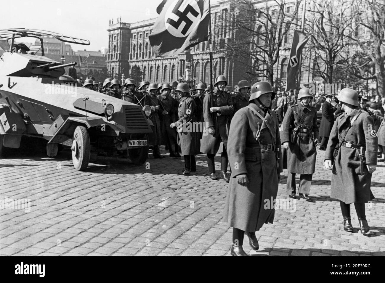 Vienna, Austria: 13 marzo 1938 Un Panzer tedesco e truppe nelle strade di Vienna. Foto Stock