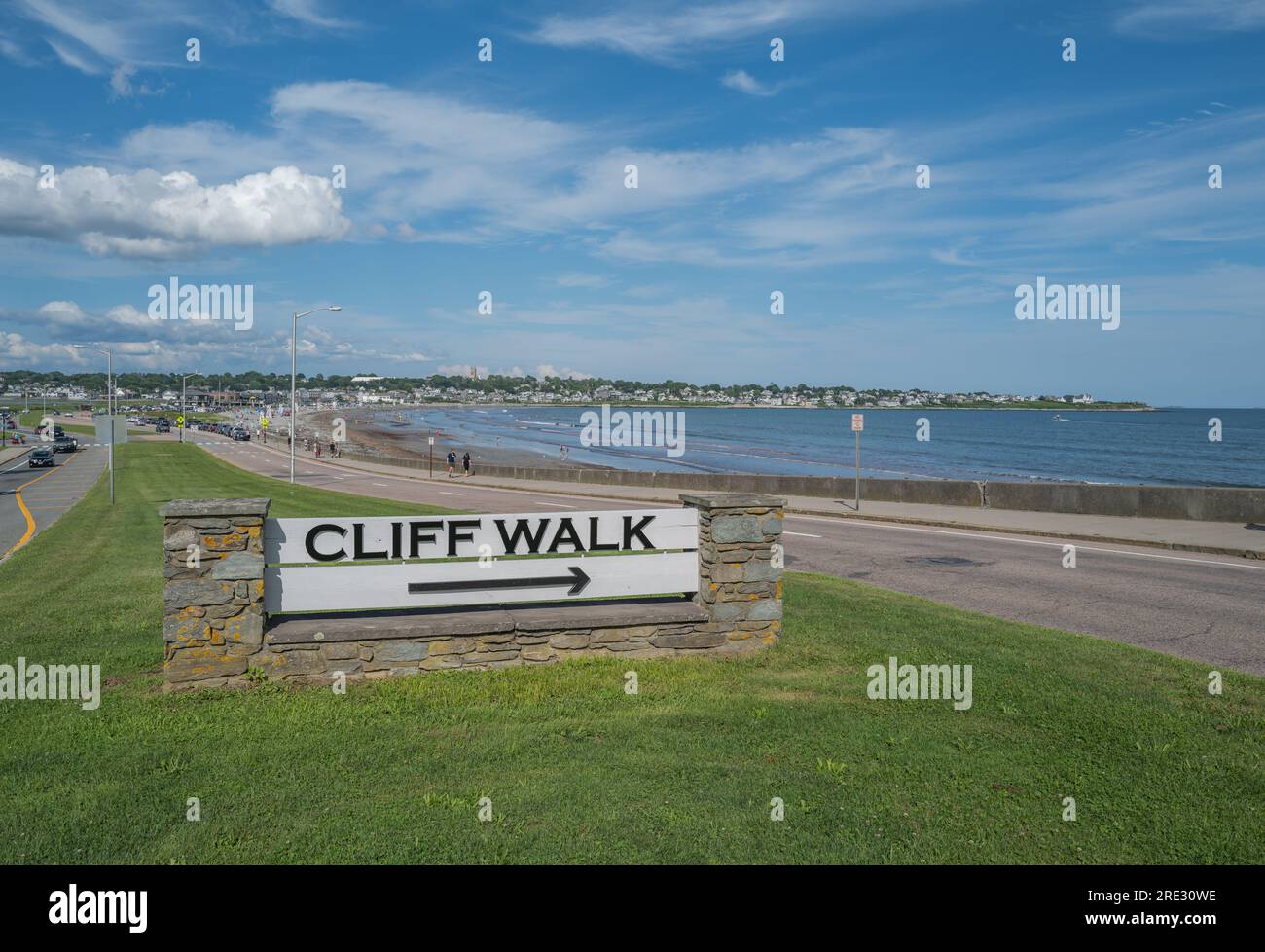 NEWPORT, R.I. – 22 luglio 2023: Un cartello a Newport, Rhode Island, indirizza i visitatori alla Newport Cliff Walk. Foto Stock