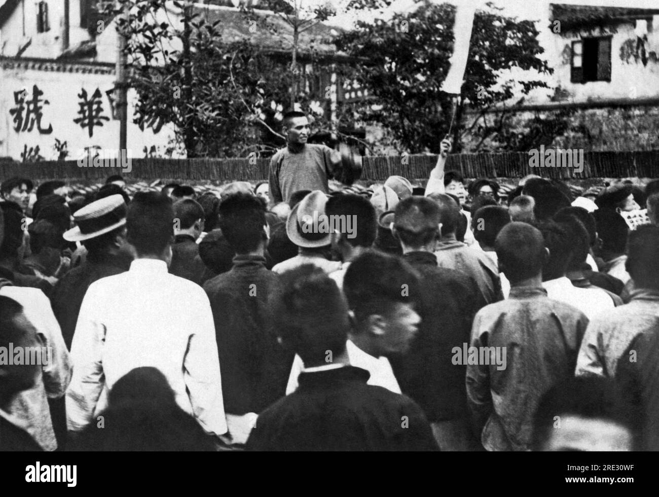 Shanghai, Cina: 16 febbraio 1927 Un incontro di scioperanti a Shanghai incitato da un agitatore nazionalista. La crisi in questo caso si sta aggravando con la frequenza di scioperi e disordini, e con l'insediamento di Shanghai si mettono a repentaglio la vita degli stranieri. Foto Stock