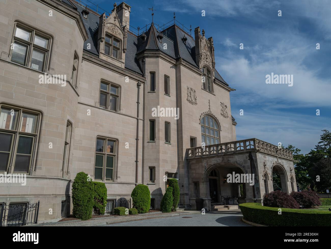 NEWPORT, R.I. – 22 luglio 2023: Ochre Court è visibile nel campus della Salve Regina University a Newport, Rhode Island. Foto Stock