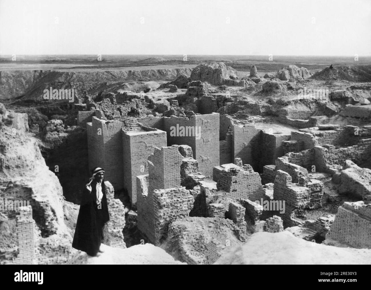 Babylon, Iraq: 25 aprile 1932 rovine della città biblica di Babilonia. Al centro, con figure animali, si trovano le porte della Torre di Ishtar Foto Stock