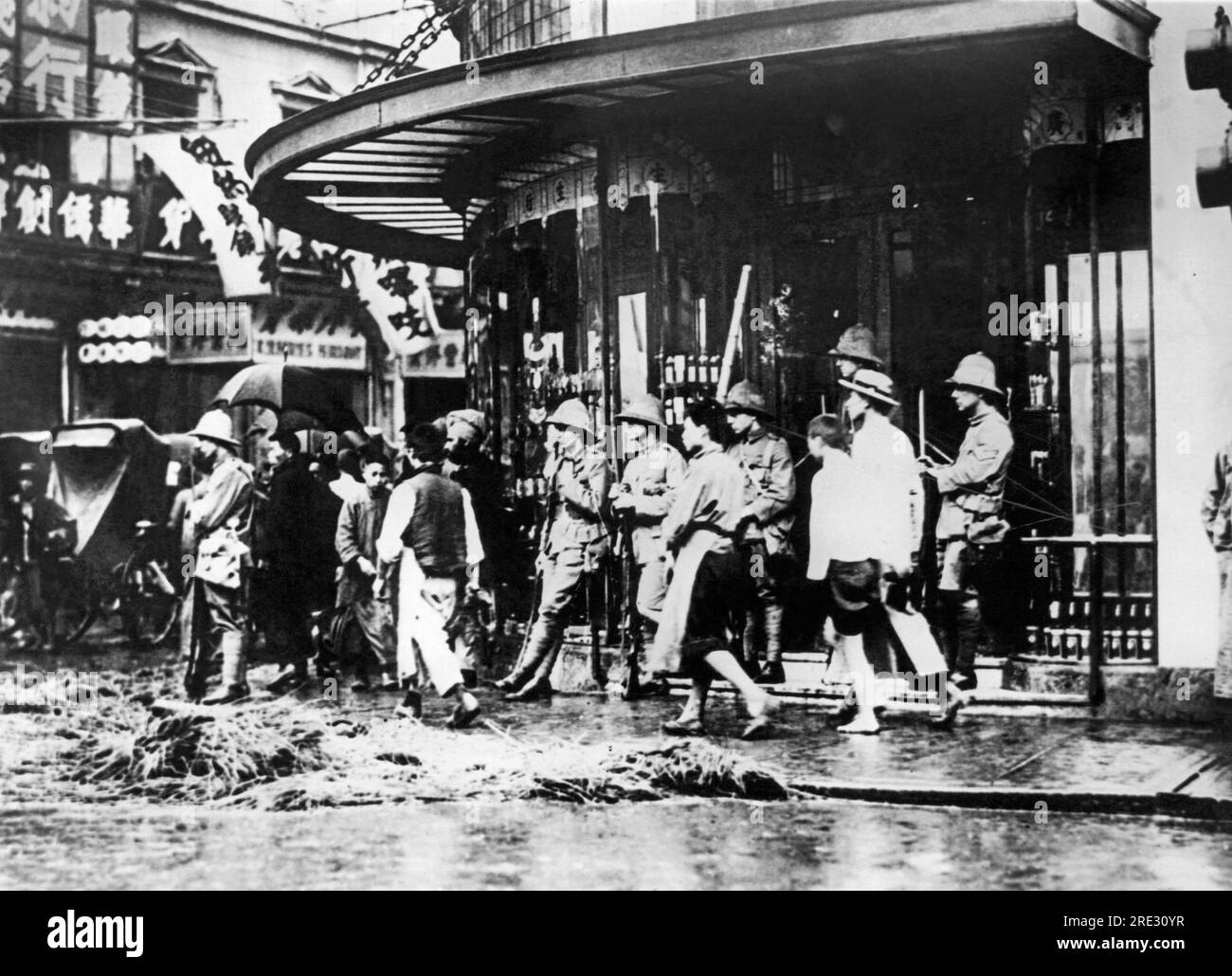 Shanghai, Cina: 25 febbraio 1927 la legge marziale prevale a Shanghai con truppe britanniche armate che controllano la città giorno e notte. Foto Stock