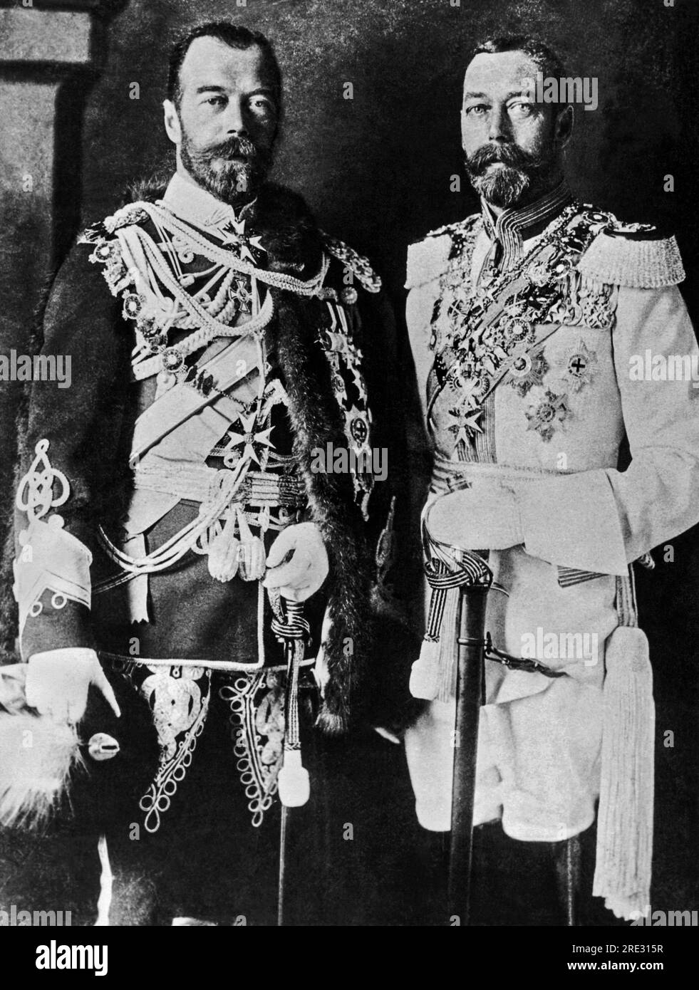 Inghilterra: 1915 circa qui ci sono due cugini, lo zar Nicola II di Russia, a sinistra, che indossa un'uniforme inglese, e il re Giorgio V d'Inghilterra, nei reggimenti russi. Si trattava di una pittoresca cortesia osservata tra i governanti reali dell'epoca quando si visitavano l'un l'altro. Foto Stock