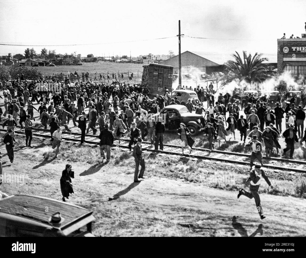 Stockton, California: 23 aprile 1937. I lavoratori delle conserviere si scontrano con un carico di spinaci trasportati nella nuova conserviera riaperta. Più di 50 persone sono rimaste ferite, tra cui un certo numero di donne, e decine di altre hanno sofferto per gli effetti del gas lacrimogeno. Foto Stock