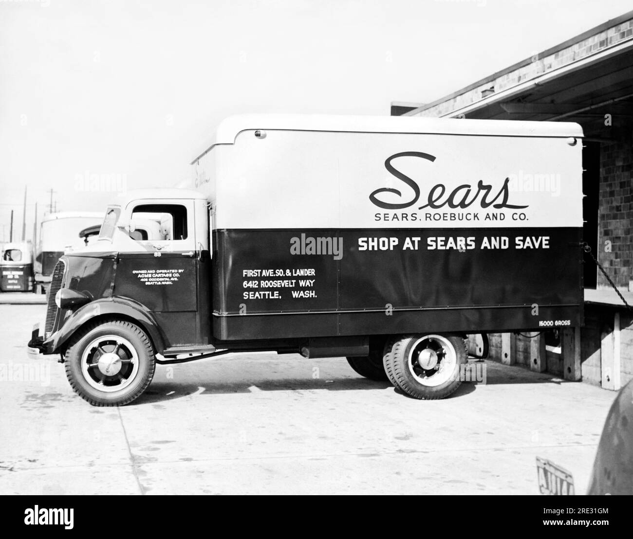 Seattle, Washington: c. 1937 Un camion di consegna Sears, Roebuck and Company ha effettuato il backup in una banchina di carico. Foto Stock