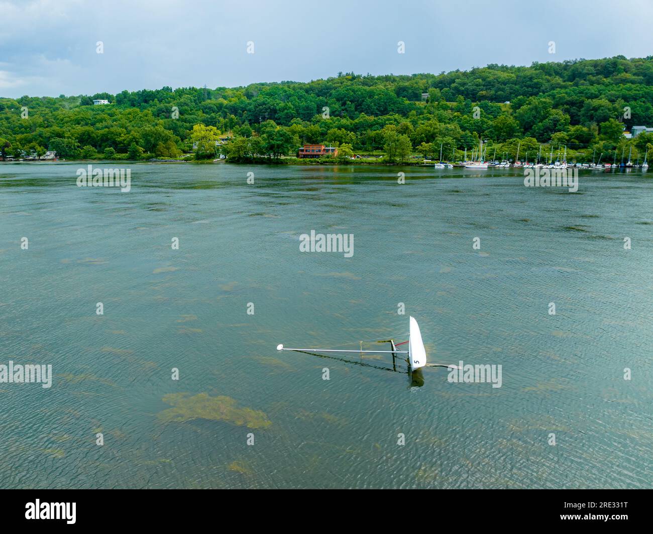 Piccolo battello a vela sul lago dopo una tempesta estiva pomeridiana. Foto Stock