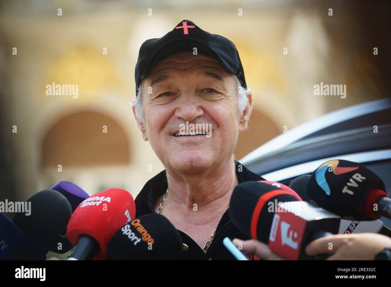 Bucarest, Romania. 24 luglio 2023: George Becali, proprietario della squadra di calcio rumena FCSB, parla ai giornalisti riuniti davanti al suo palazzo a Bucarest. Crediti: Lucian Alecu/Alamy Live News Foto Stock