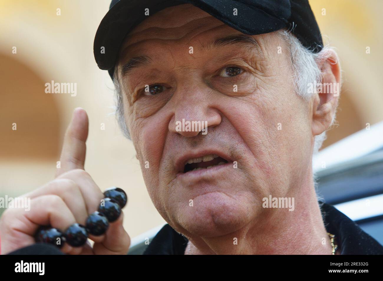 Bucarest, Romania. 24 luglio 2023: George Becali, proprietario della squadra di calcio rumena FCSB, parla ai giornalisti riuniti davanti al suo palazzo a Bucarest. Crediti: Lucian Alecu/Alamy Live News Foto Stock