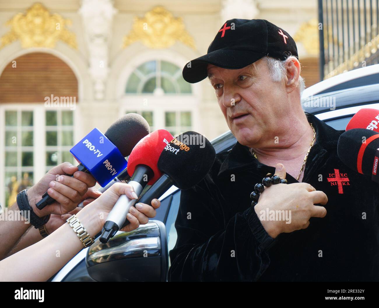 Bucarest, Romania. 24 luglio 2023: George Becali, proprietario della squadra di calcio rumena FCSB, parla ai giornalisti riuniti davanti al suo palazzo a Bucarest. Crediti: Lucian Alecu/Alamy Live News Foto Stock