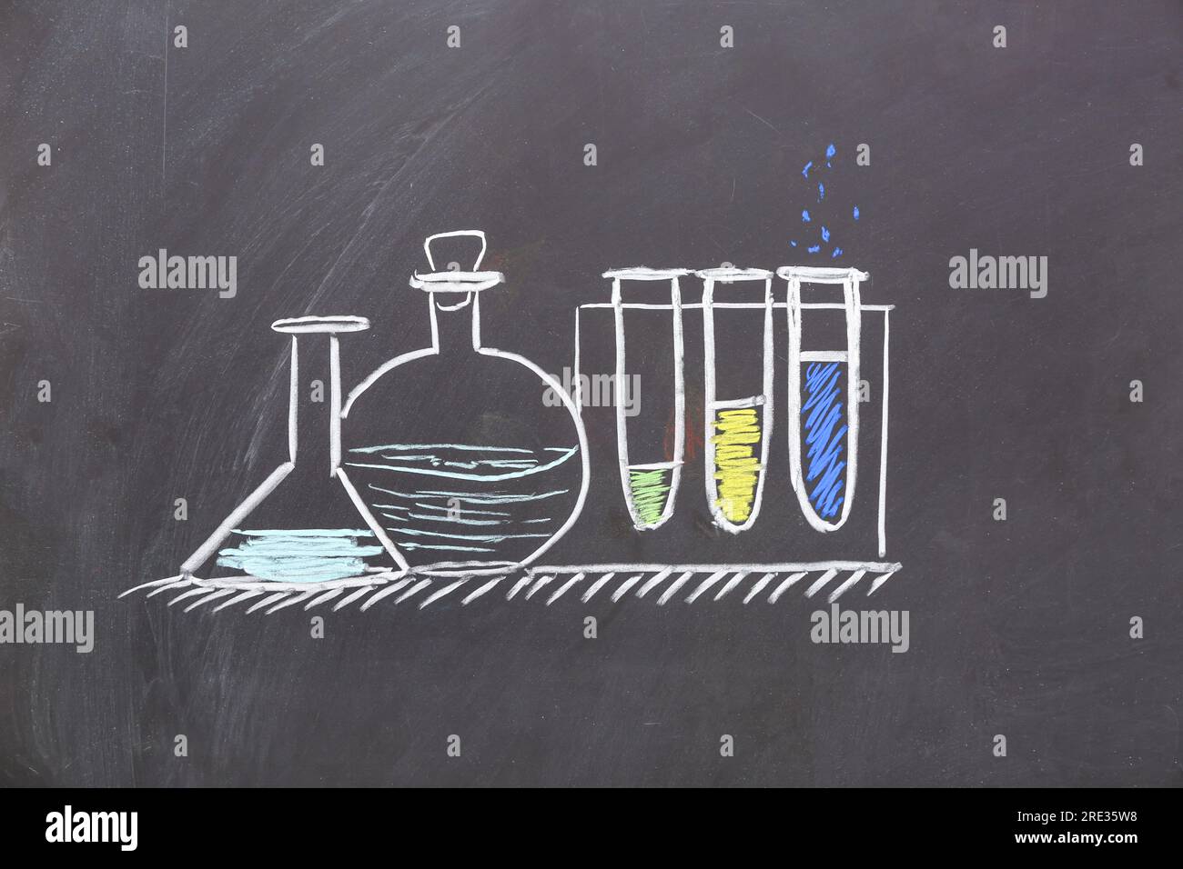 Vetreria da laboratorio disegnata su lavagna nera Foto Stock