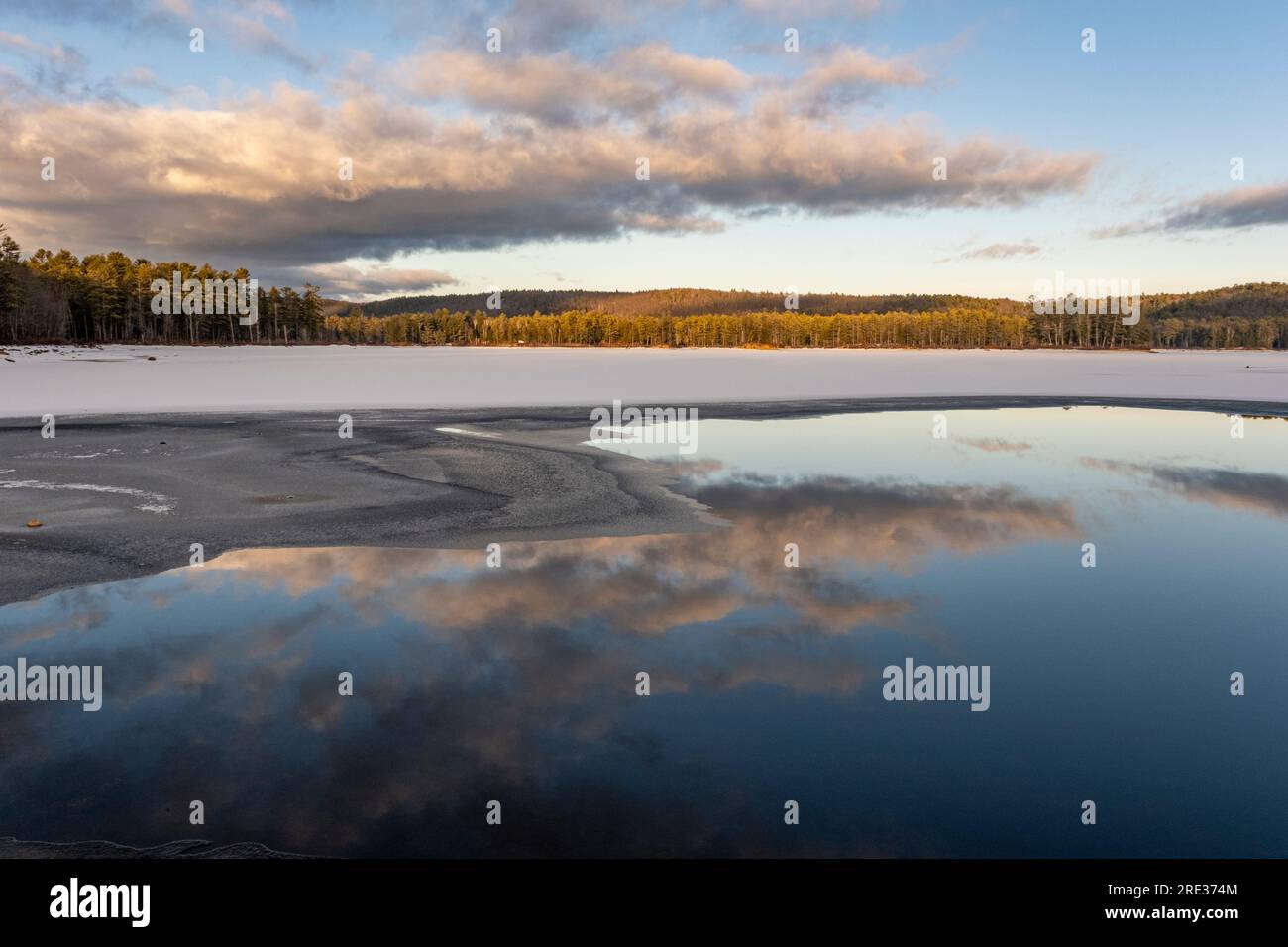 Tully Lake a Royalston, ma con nuvole riflesse nell'acqua Foto Stock