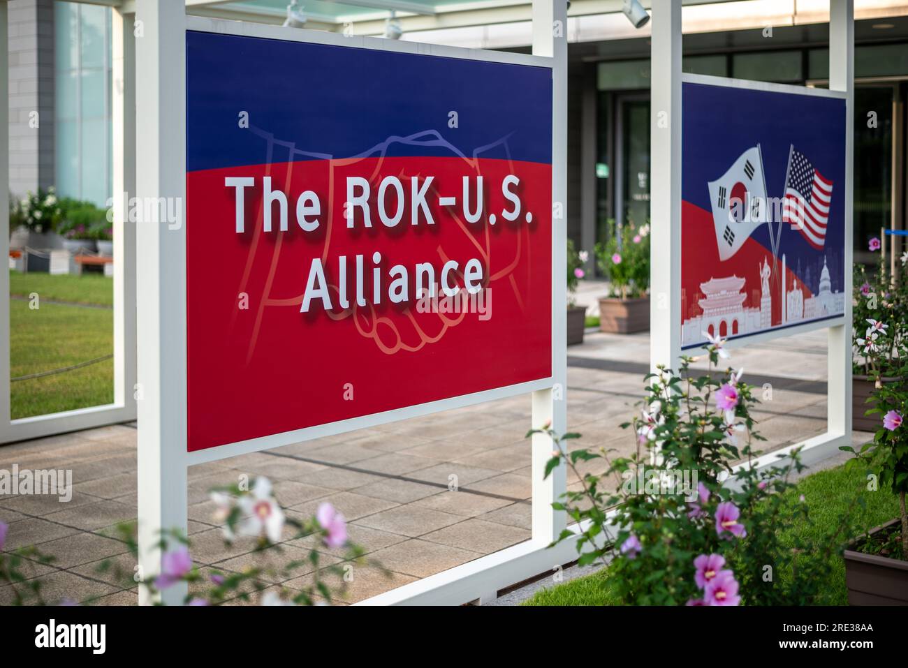 Segni che celebrano il 70° anniversario dell'alleanza militare della Corea degli Stati Uniti a Seul in Corea il 24 luglio 2023 Foto Stock