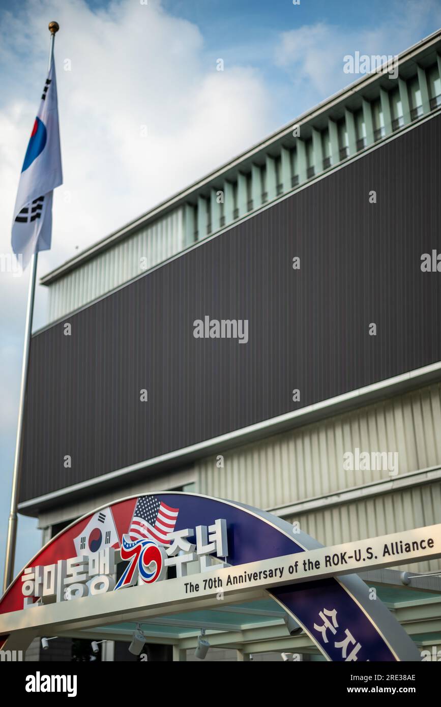 Segni che celebrano il 70° anniversario dell'alleanza militare della Corea degli Stati Uniti a Seul in Corea il 24 luglio 2023 Foto Stock