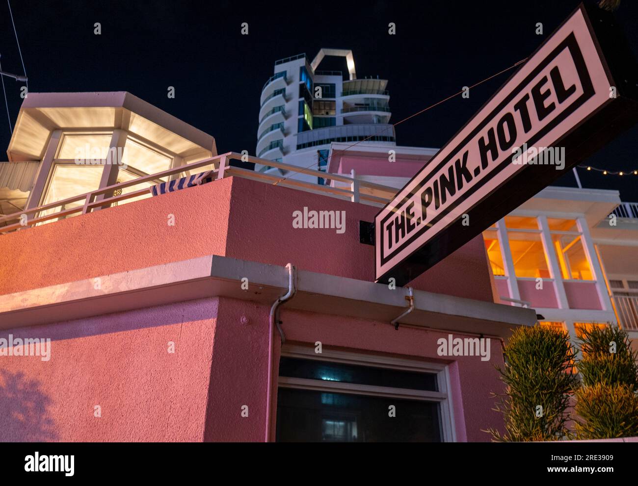 Riaperto nel novembre 2018, il Pink Hotel Coolangatta è un hotel boutique ristrutturato degli anni '1950, situato di fronte alla spiaggia Foto Stock