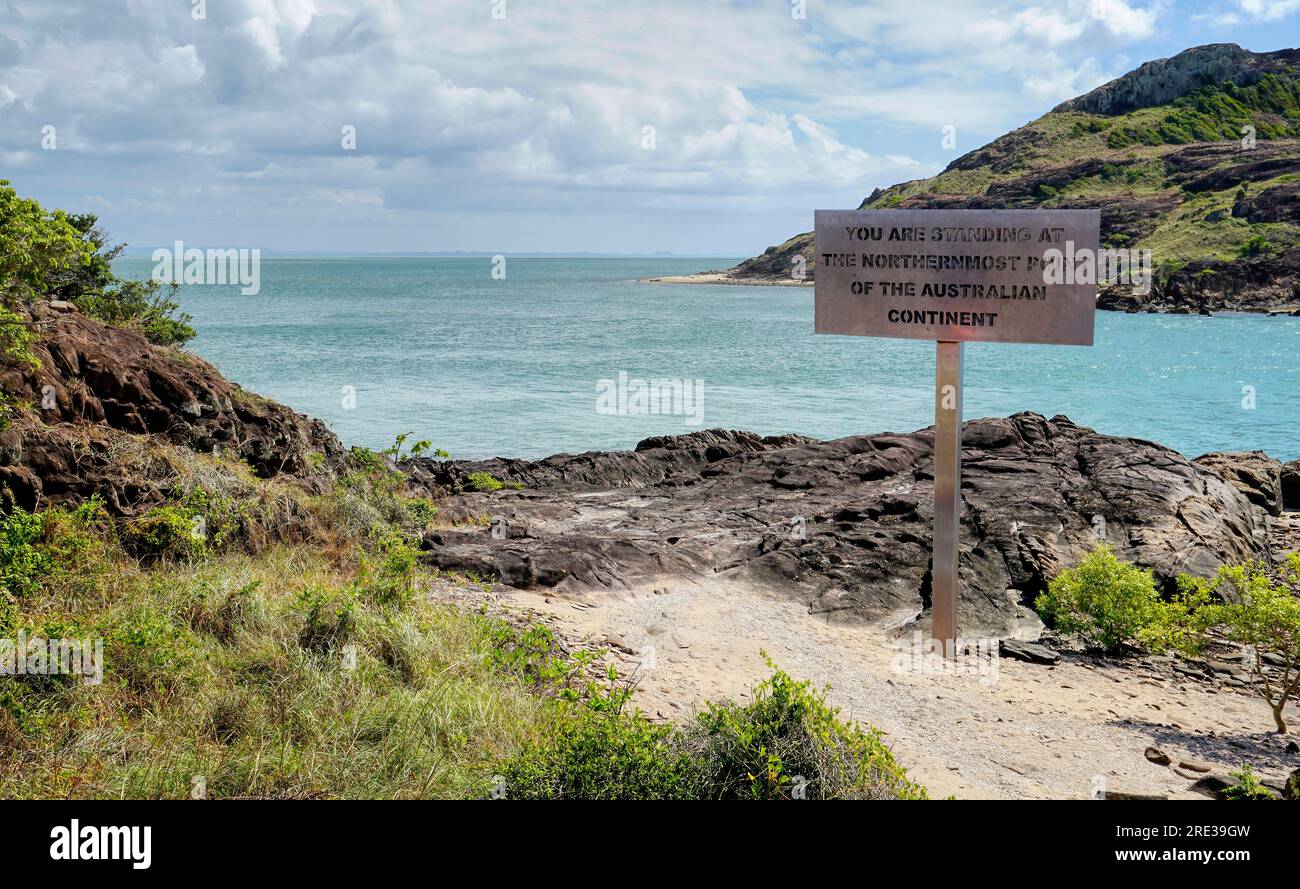 Punta della penisola di Cape York con un cartello che dice che sei sulla punta guardando verso lo stretto di Torres Foto Stock