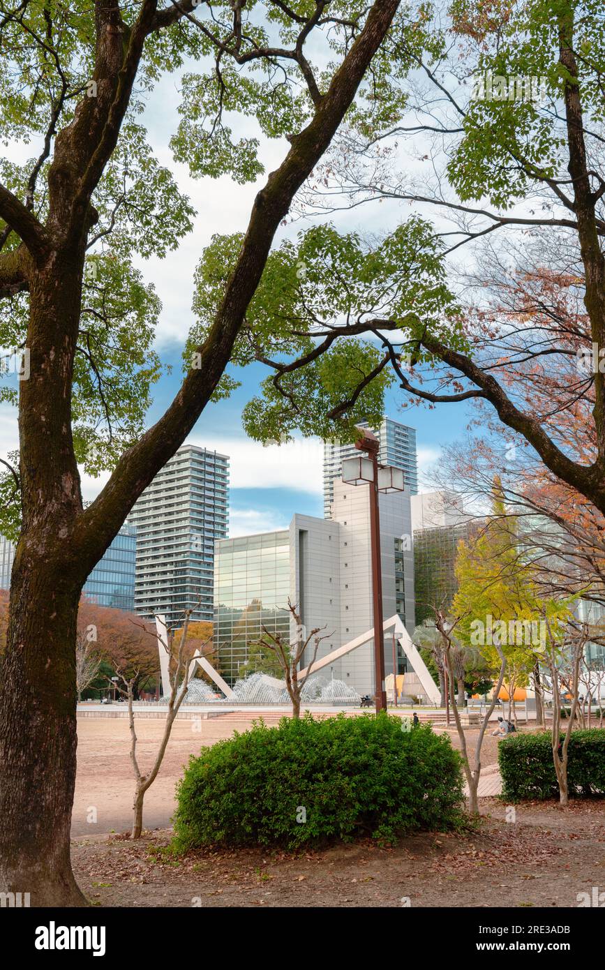 Autunno del Parco Shirakawa con edifici moderni a Nagoya, Giappone Foto Stock