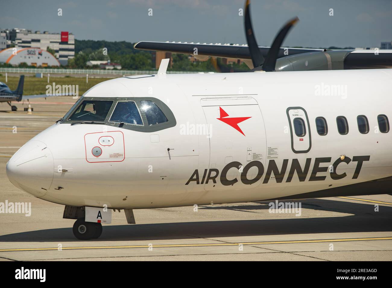 Bucarest, Romania. 24 luglio 2023: Il volo AirConnect KS1106 da Sibiu a Bucarest arriva in grembiule durante l'evento stampa in occasione dell'annuncio del lancio delle operazioni di volo della compagnia aerea rumena AirConnect presso l'Aeroporto Internazionale Baneasa 'Aurel Vlaicu' di Bucarest credito: Lucian Alecu/Alamy Live News Foto Stock