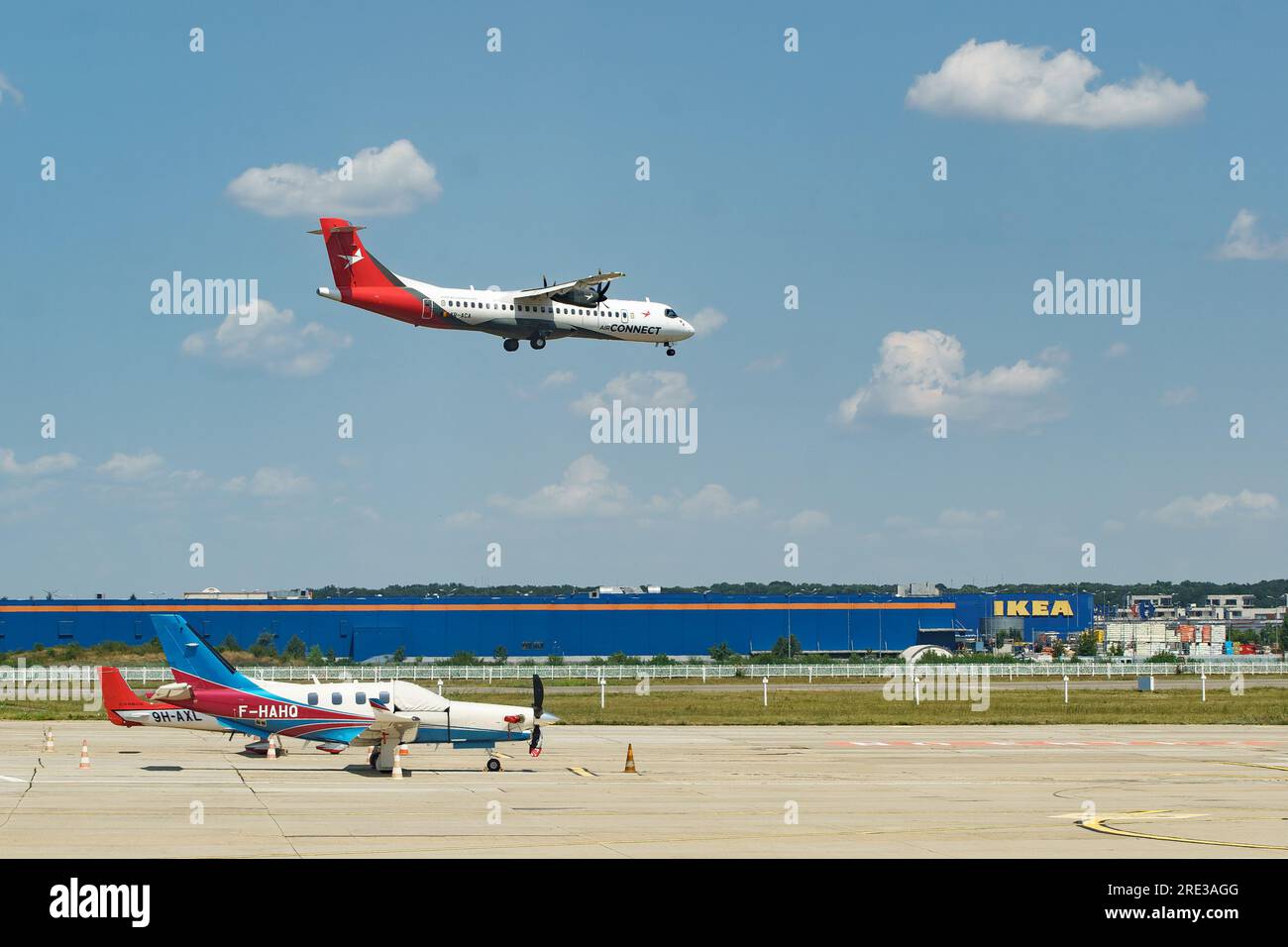 Bucarest, Romania. 24 luglio 2023: Il volo AirConnect KS1106 da Sibiu a Bucarest atterra durante l'evento stampa in occasione dell'annuncio del lancio delle operazioni di volo della compagnia aerea rumena AirConnect presso l'Aeroporto Internazionale di Bucarest Baneasa 'Aurel Vlaicu' credito: Lucian Alecu/Alamy Live News Foto Stock