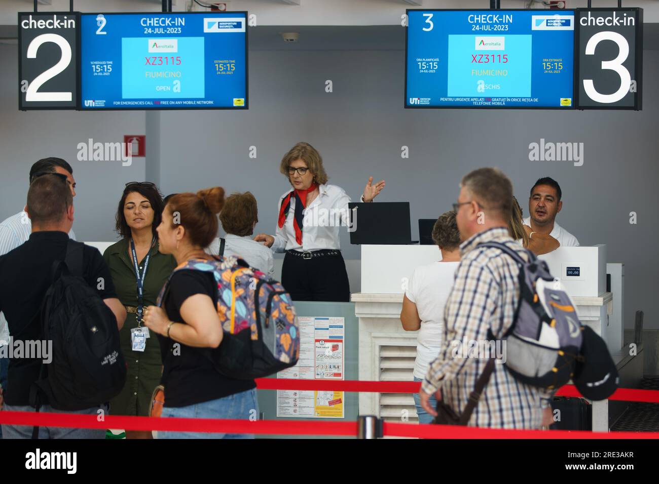 Bucarest, Romania. 24 luglio 2023: Check-in passeggeri per un volo Aeroitalia durante l'evento stampa in occasione dell'annuncio del lancio delle operazioni di volo della compagnia aerea rumena AirConnect presso l'aeroporto internazionale Baneasa "Aurel Vlaicu" di Bucarest credito: Lucian Alecu/Alamy Live News Foto Stock