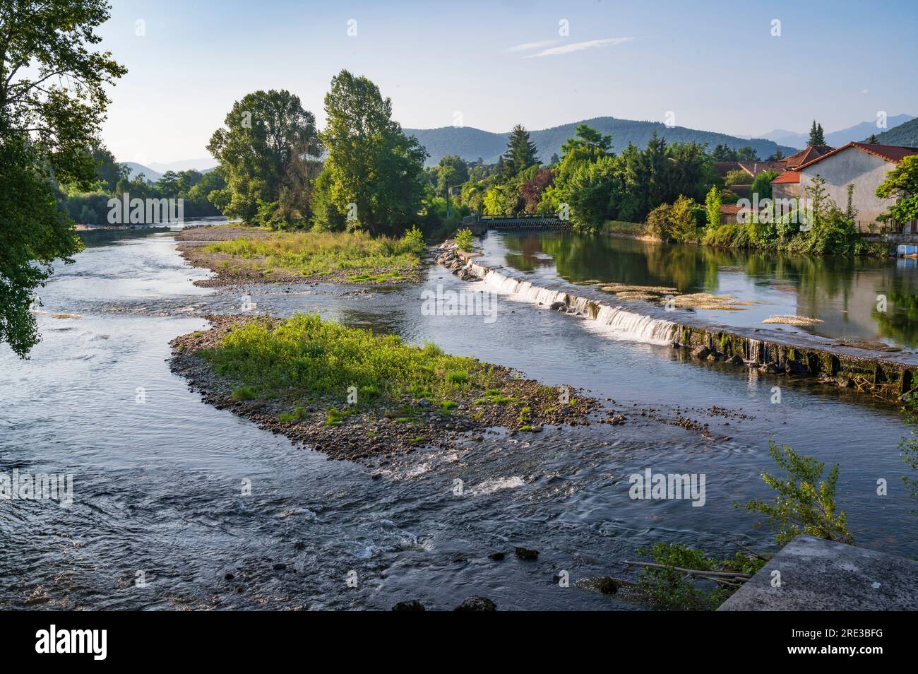 Il fiume Garonne, il più grande fiume del sud-ovest della Francia, a Montréjeau, un bastide reale in alta Garonna, Francia Foto Stock