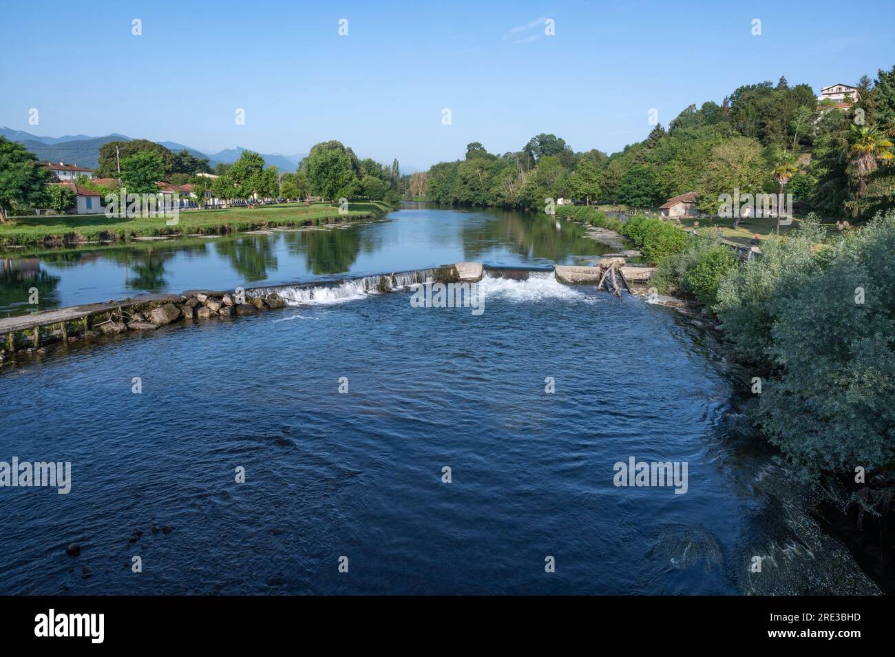 Il fiume Garonne, il più grande fiume del sud-ovest della Francia, a Montréjeau, un bastide reale in alta Garonna, Francia Foto Stock