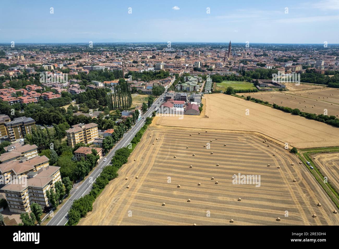 Foto aerea panoramica con drone della città di Cremona, Lombardia, Italia Foto Stock