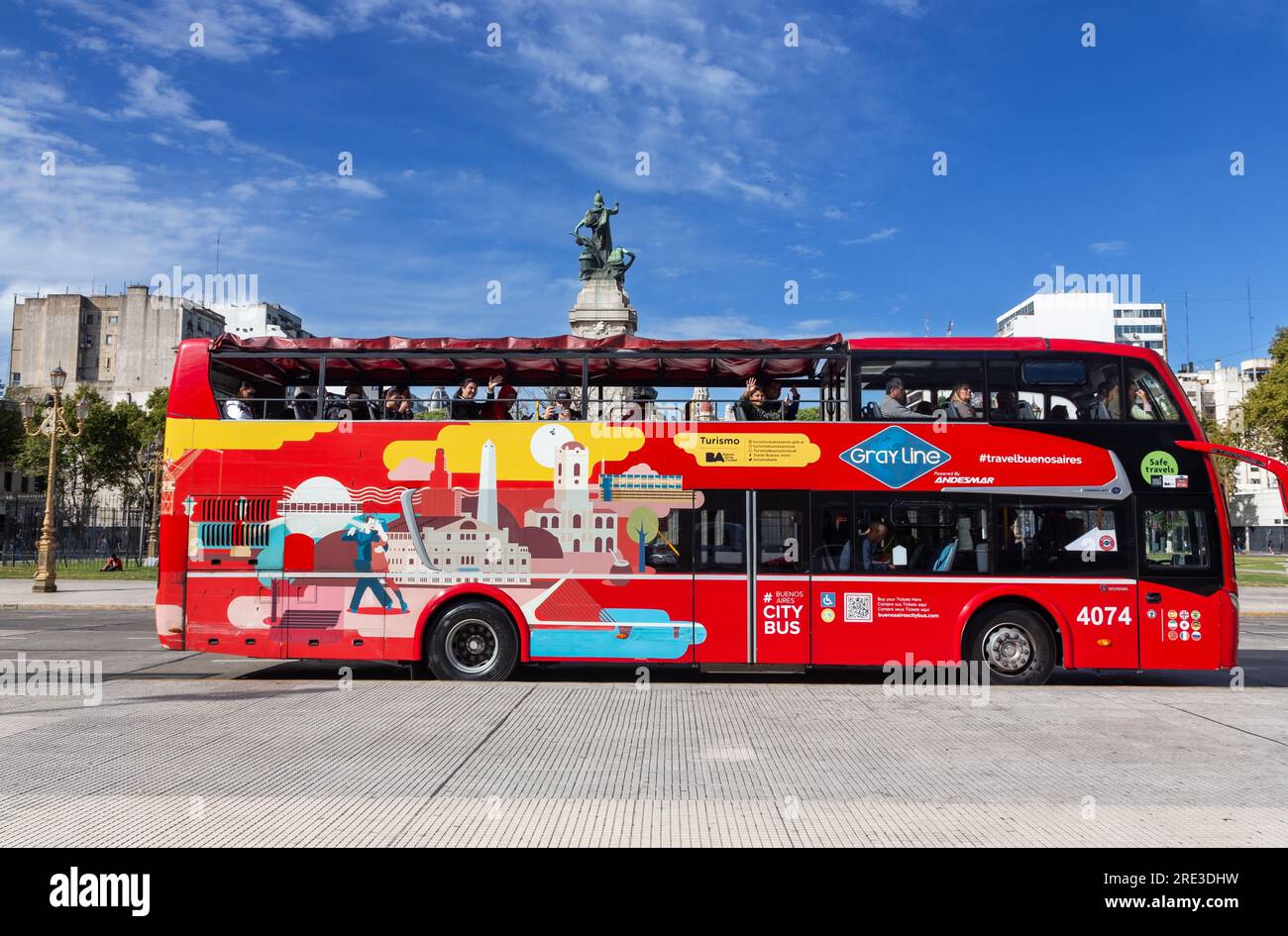 Tour Hop-On Hop-Off Bus Vista frontale dei turisti a bordo della famosa Plaza del Congressional Plaza Buenos Aires Piazza del Senato Foto Stock