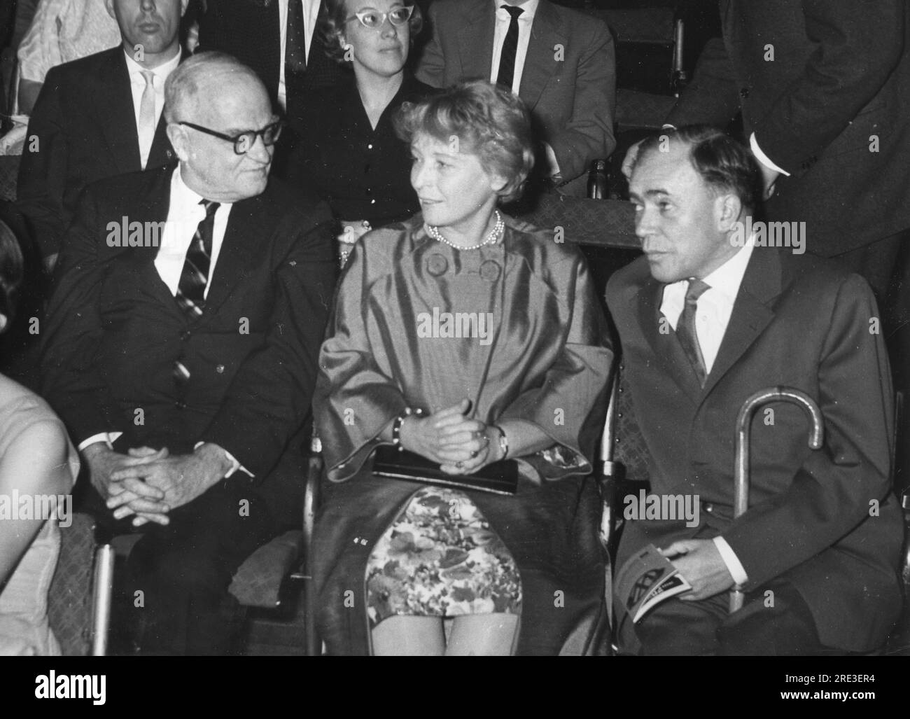 Wilder, Thornton, 17.4.1897 - 7.12.1975, scrittore americano (a sinistra), con Oscar e Ursula Schuh, ADDIZIONALE-RIGHTS-CLEARANCE-INFO-NOT-AVAILABLE Foto Stock