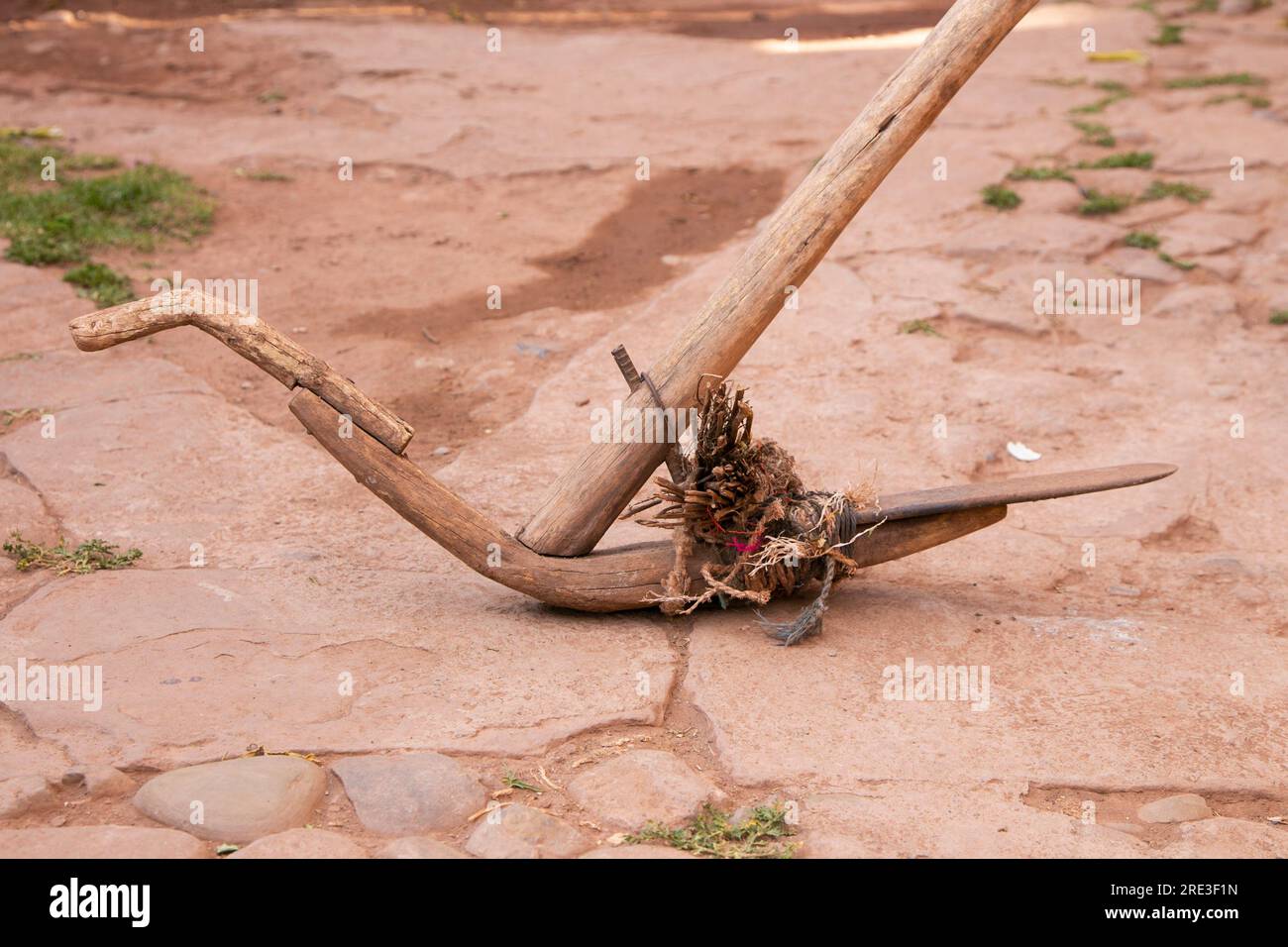 Antico strumento utilizzato per lavorare la terra a Llachón, nella regione del lago Titicaca in Perù. Foto Stock