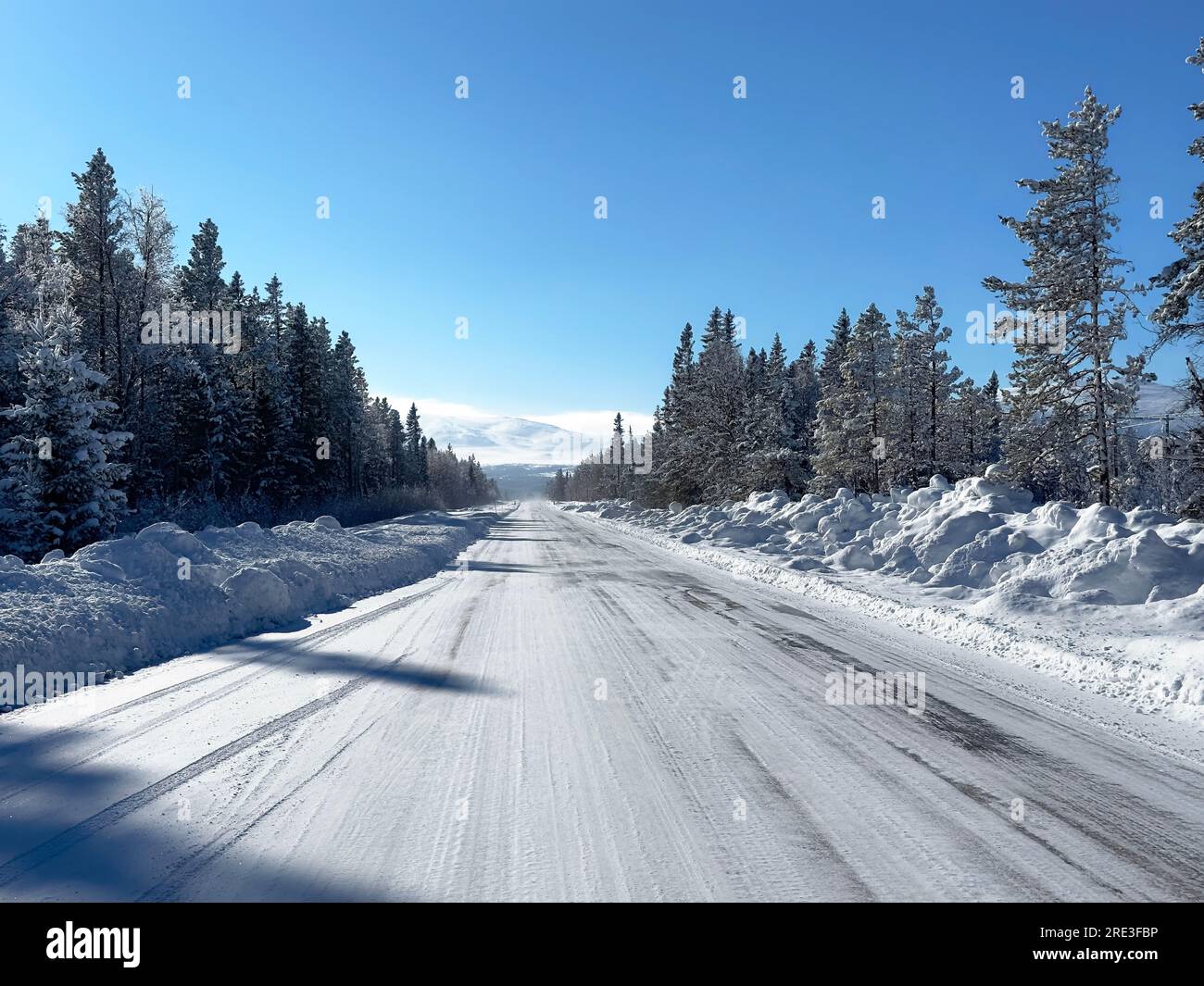 Strada innevata in inverno nel nord della Svezia Foto Stock