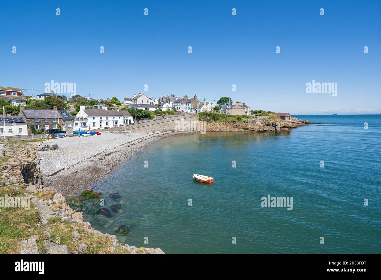 Spiaggia e baia di Moelfre sulla costa occidentale di Anglesey Foto Stock