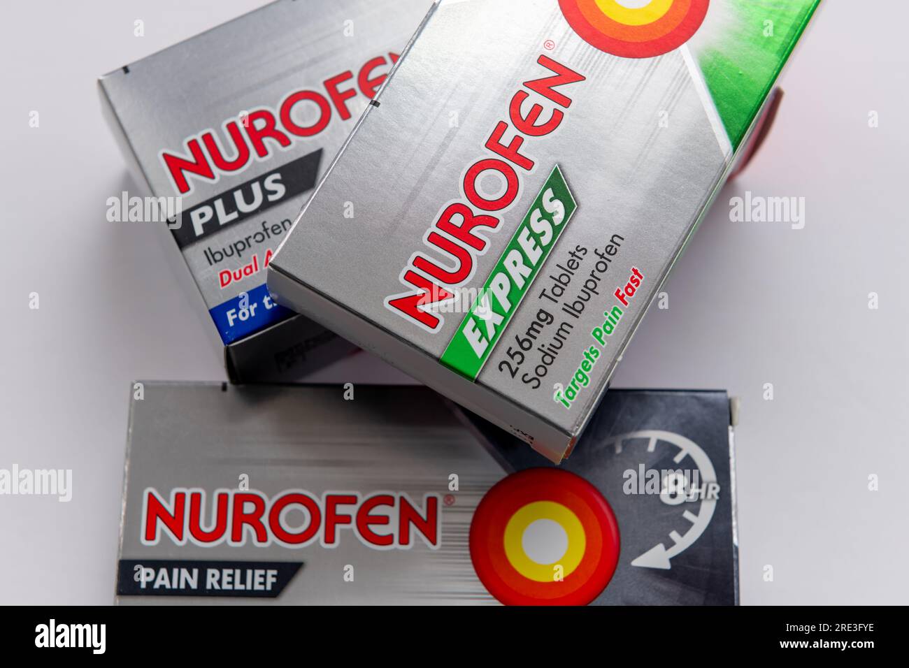 Londra. UK- 07.23.2023. Vari tipi di medicina ibuprofene sotto il marchio Nurofen isolati in grigio. Foto Stock