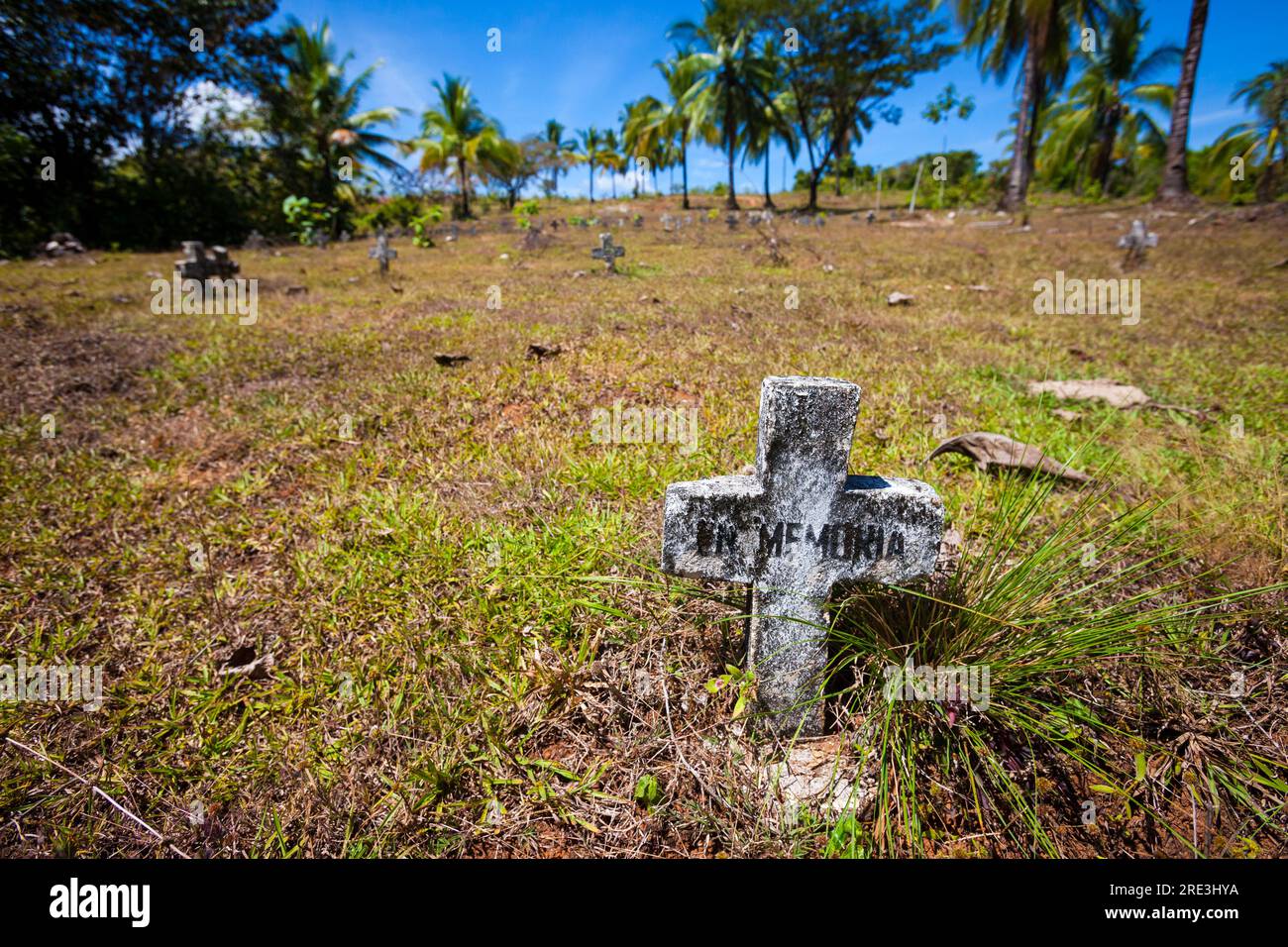Tombe senza nome nel cimitero della prigione dell'isola di Coiba a Isla de Coiba, costa del Pacifico, provincia di Veraguas, Repubblica di Panama Foto Stock