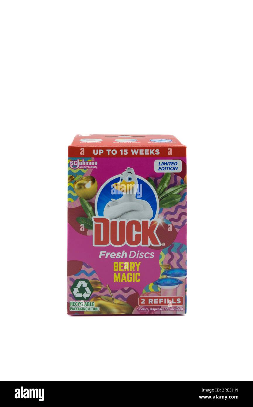 Irvine, Scozia, Regno Unito-6 maggio 2023: Doppio disco di carta igienica Duck a marchio SC Johnson in una scatola di cartone completamente riciclabile, contenitore in plastica e coperchio IC Foto Stock