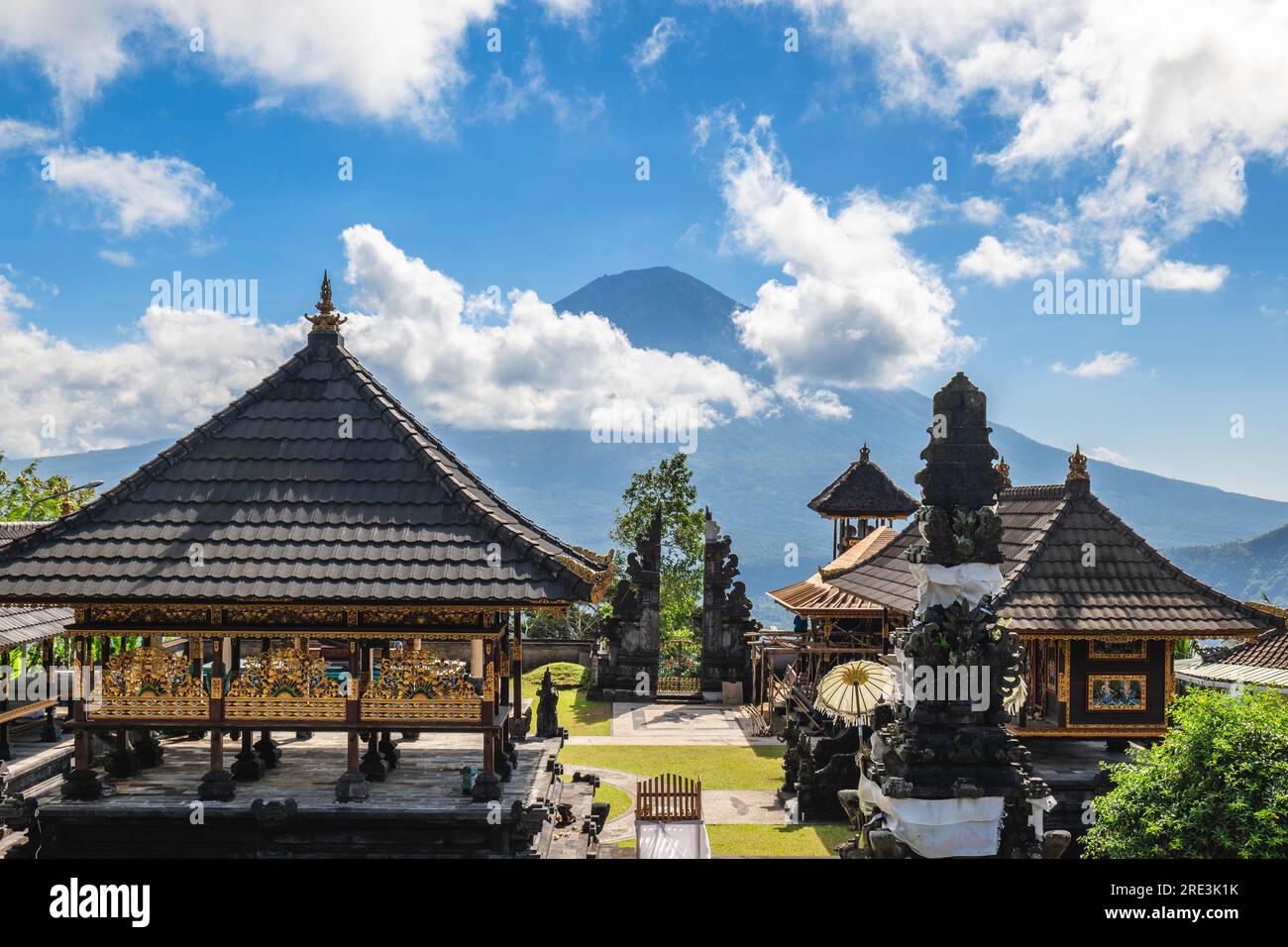 Scenario del Tempio di Lempuyang con sfondo Gunung Batur a bali, indonesia Foto Stock