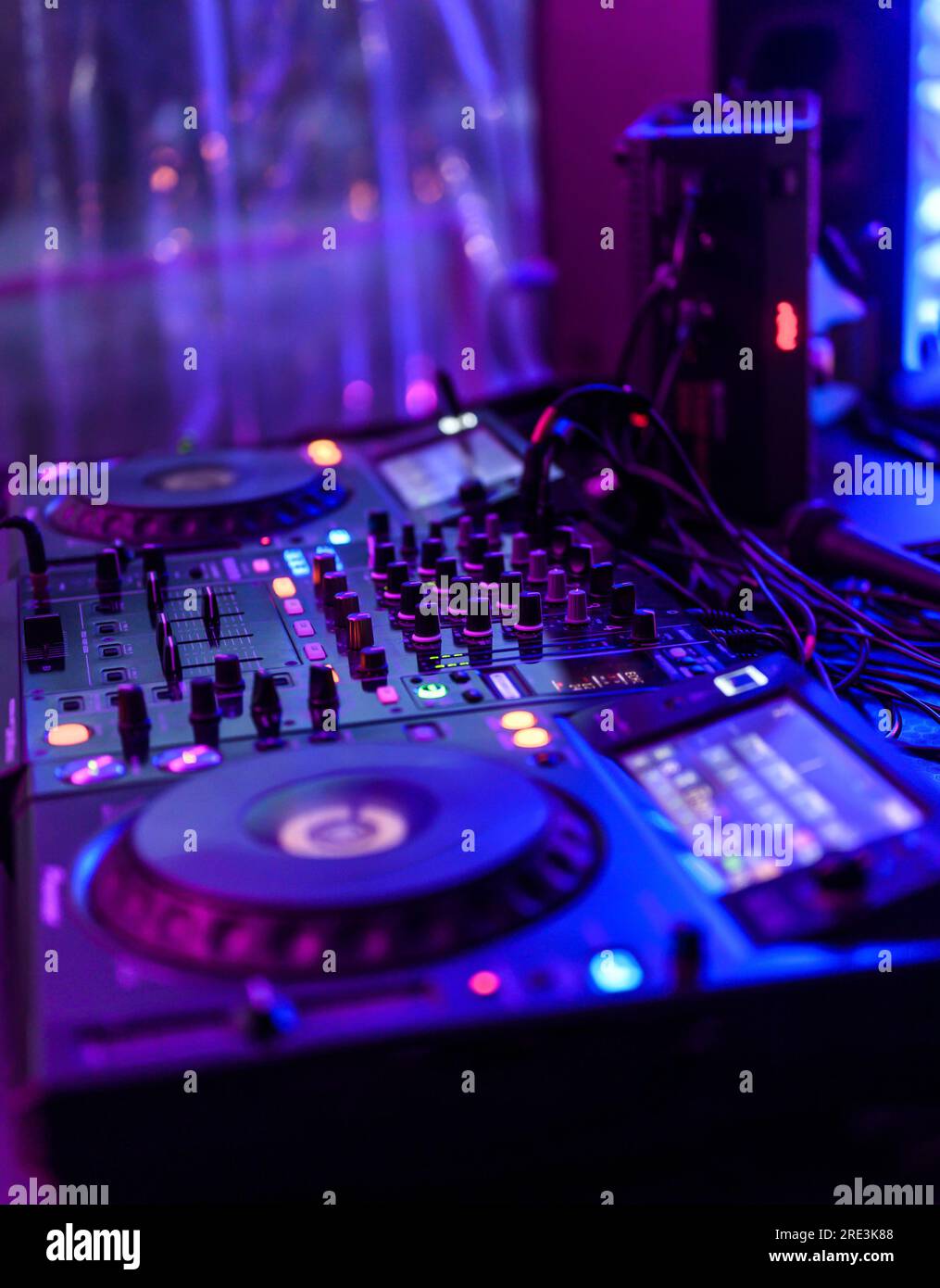 Pannello di controllo mixer audio e audio professionale per DJ con pulsanti e cursori. Foto Stock