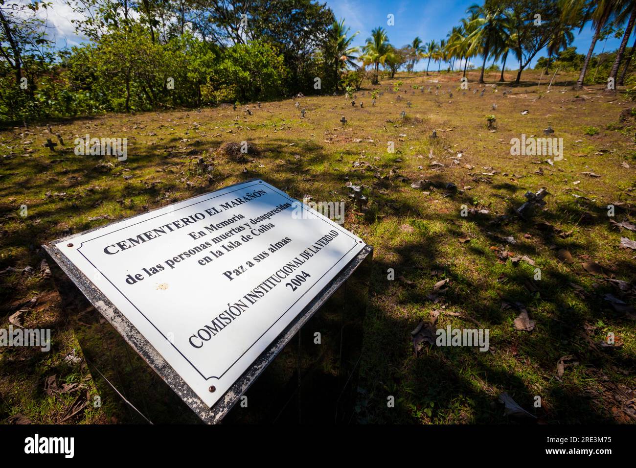 Targa commemorativa presso il cimitero per le persone uccise e scomparse nella prigione dell'isola di Coiba a Isla de Coiba, Repubblica di Panama Foto Stock