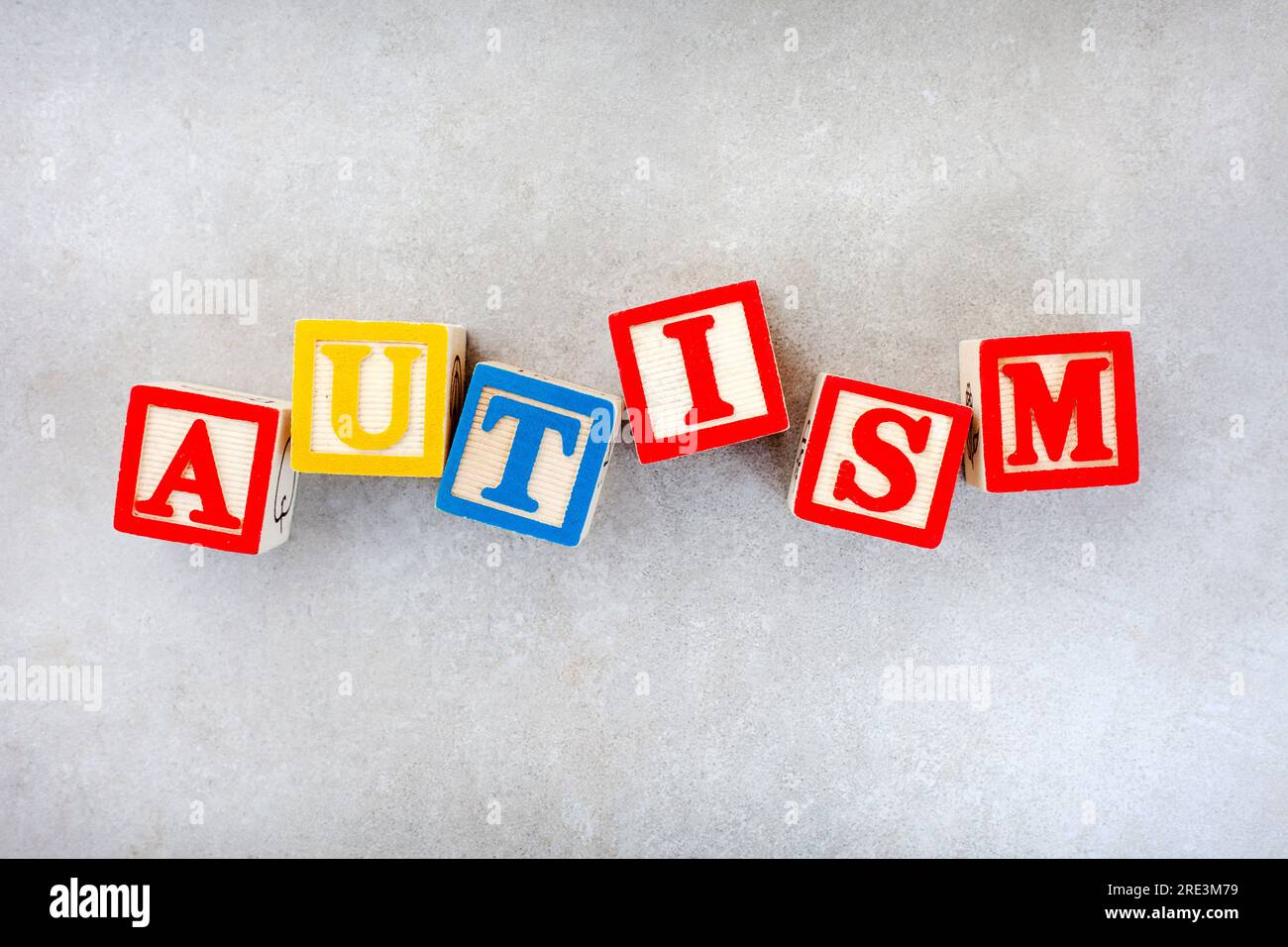 L'autismo è scritto in blocchi da costruzione per bambini in grigio. Foto Stock